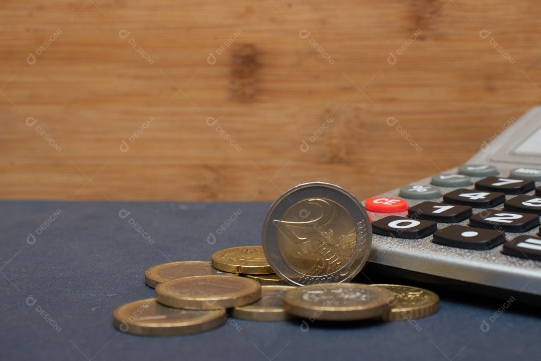 Dinheiro ao lado de calculadora sobre uma mesa