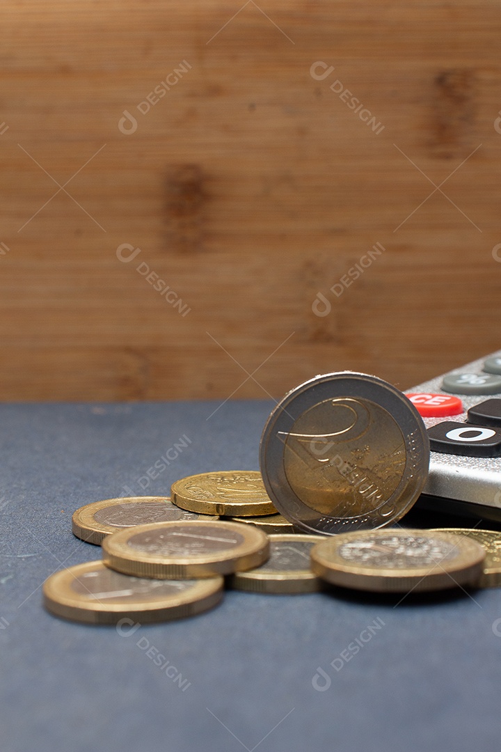 Dinheiro ao lado de calculadora sobre uma mesa