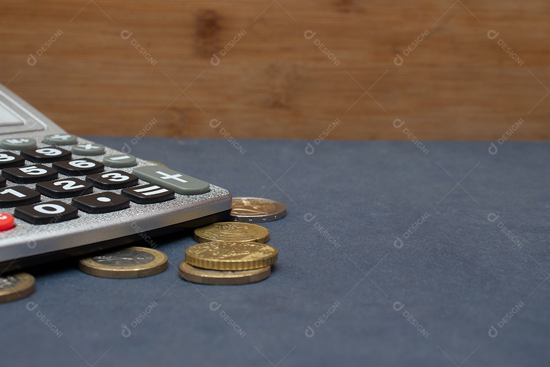 Dinheiro ao lado de calculadora sobre uma mesa