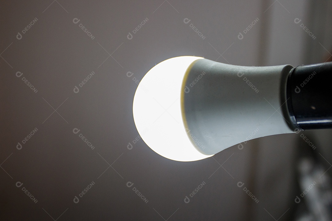 Lâmpada acesa em um cômodo de uma casa no Rio de Janeiro Brasil.