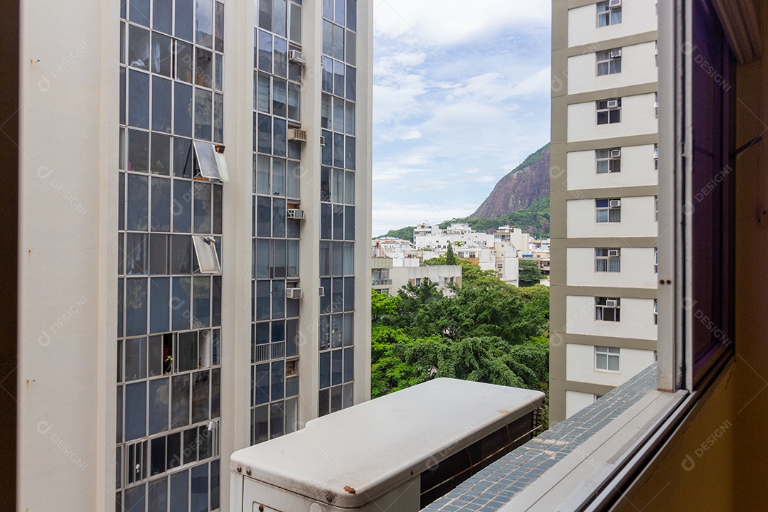 Bairro do Leblon visto da janela de um prédio no Rio de Janeiro, Brasil.