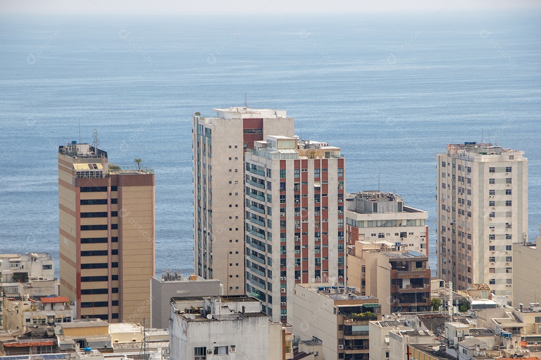 Bairro de Ipanema visto da janela de um prédio no Rio de Janeiro, Brasil.