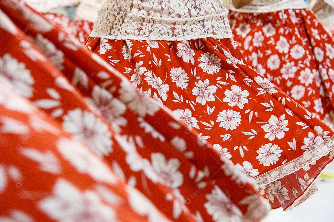 vestida de baiana durante ensaio de carnaval no Rio de Janeiro, Brasil.