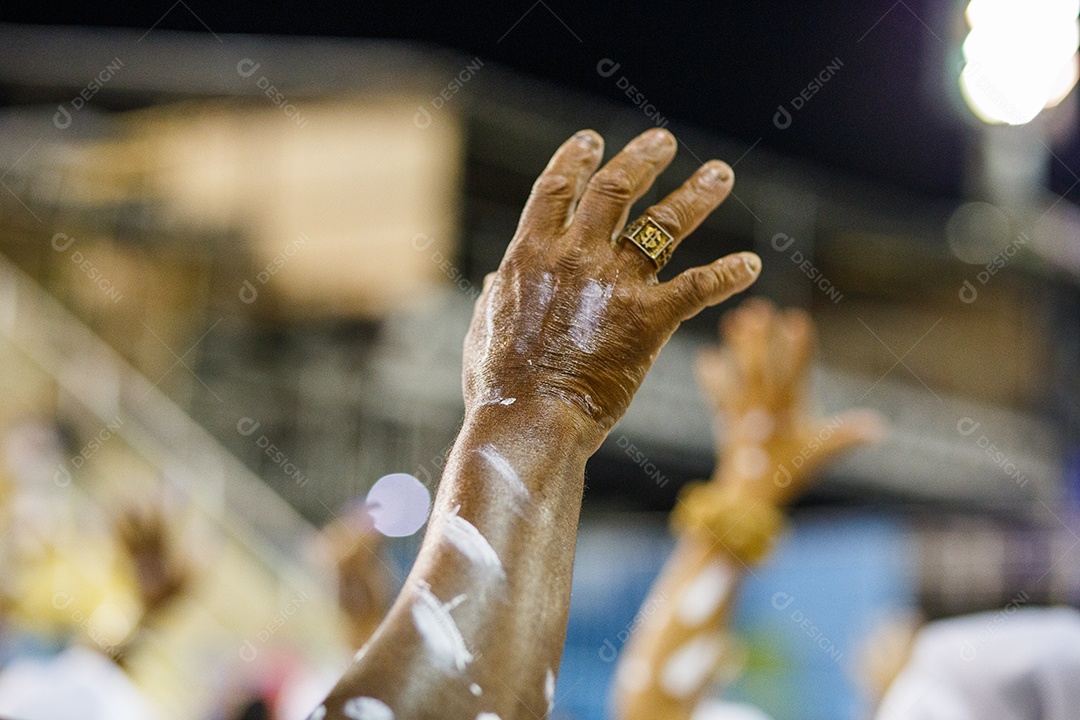 Braço negro ao ar livre durante ensaio de carnaval no Rio de Janeiro, Brasil.