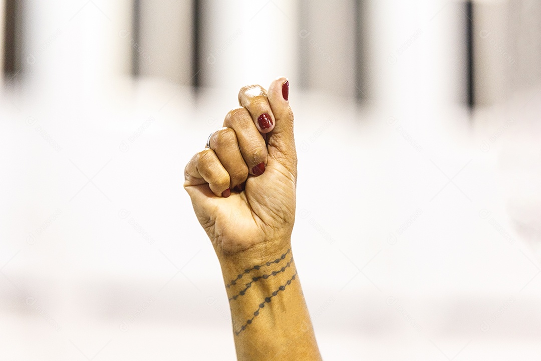 Braço negro ao ar livre durante ensaio de carnaval no Rio de Janeiro, Brasil.