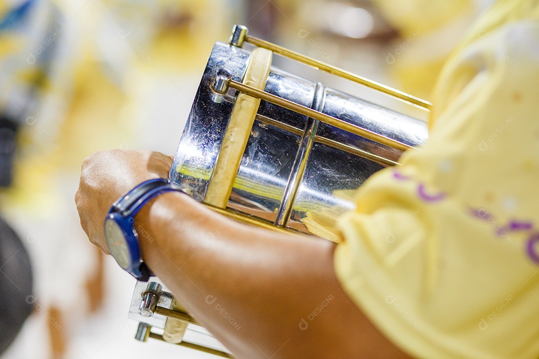 Homem com cuíca tocando durante ensaio de carnaval no Rio de Janeiro, Brasil.