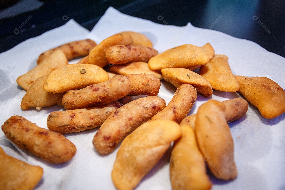 Salgadinhos de festa fritos em papel toalha no Rio de Janeiro, Brasil.