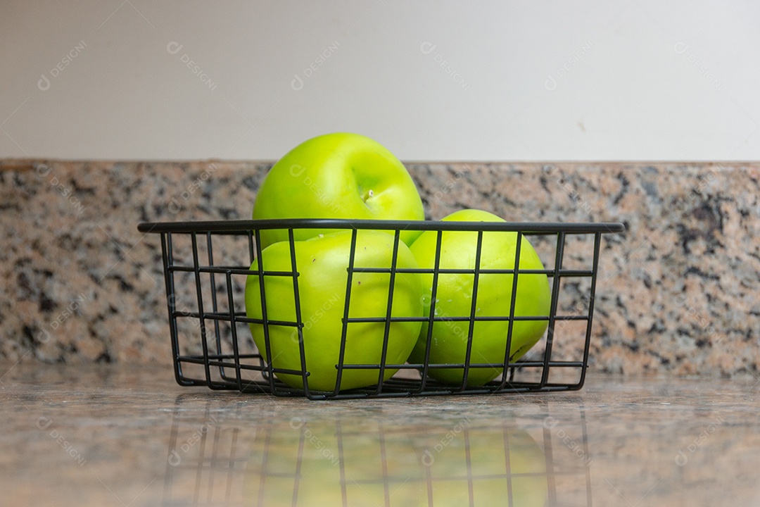 Maçã verde em uma tigela sobre uma mesa no Rio de Janeiro, Brasil.