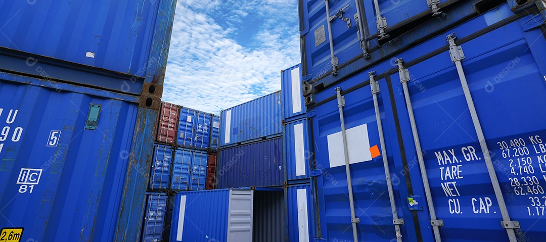 Logística de contêineres. Carga e negócios de transporte. Navio porta-contentores