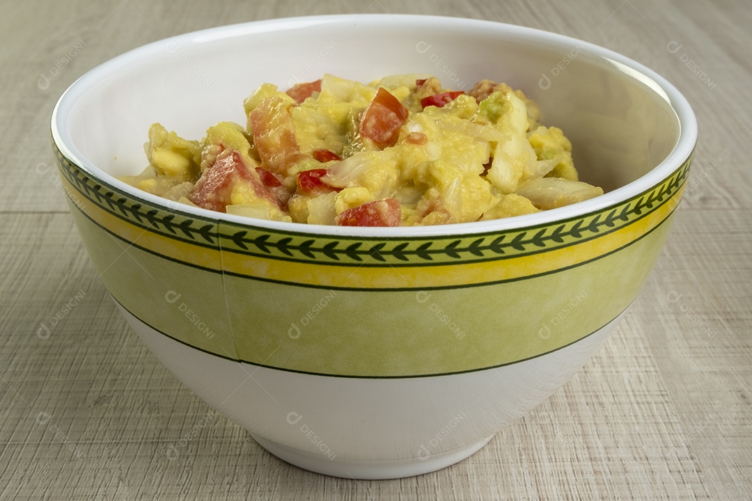 Tigela com guacamole na mesa de madeira