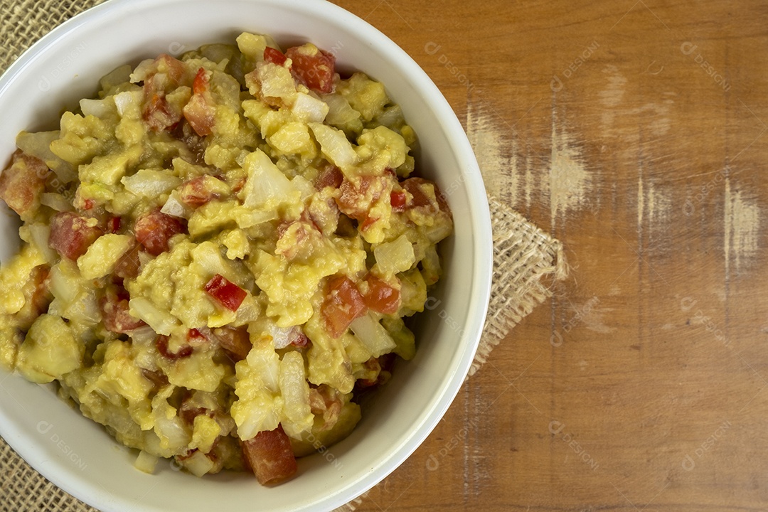 Tigela com guacamole na mesa de madeira