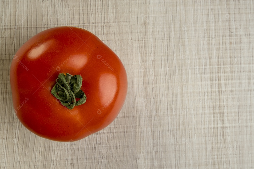 Tomate maduro na mesa de madeira clara