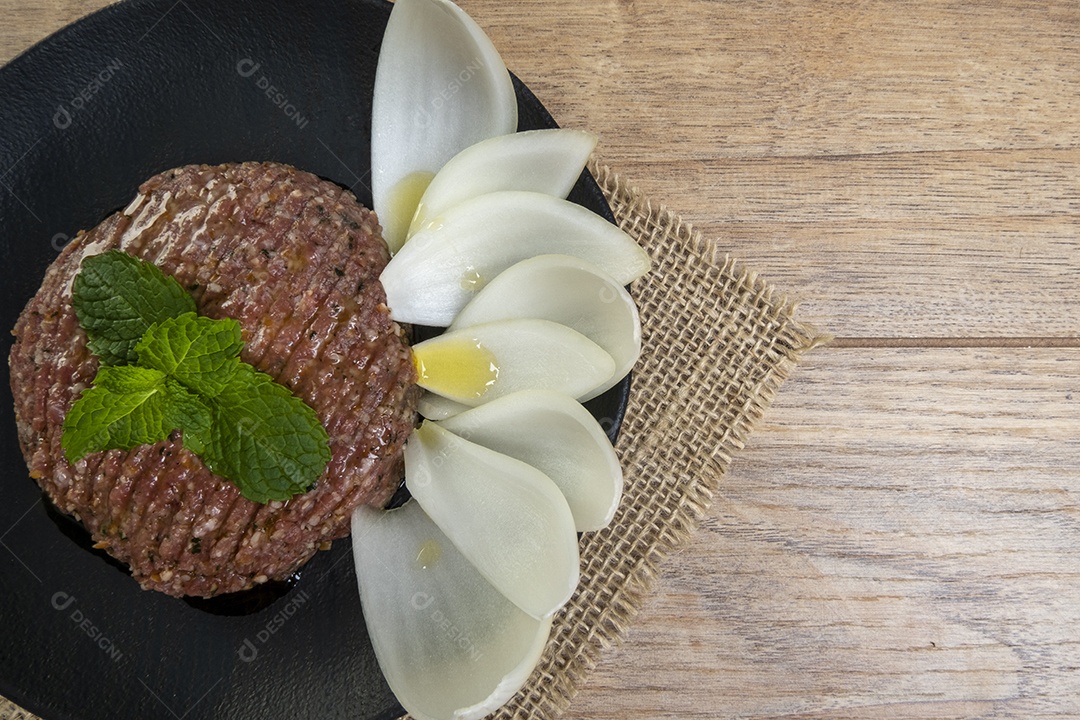 Quibe cru com folhas de hortelã e rodelas de cebola