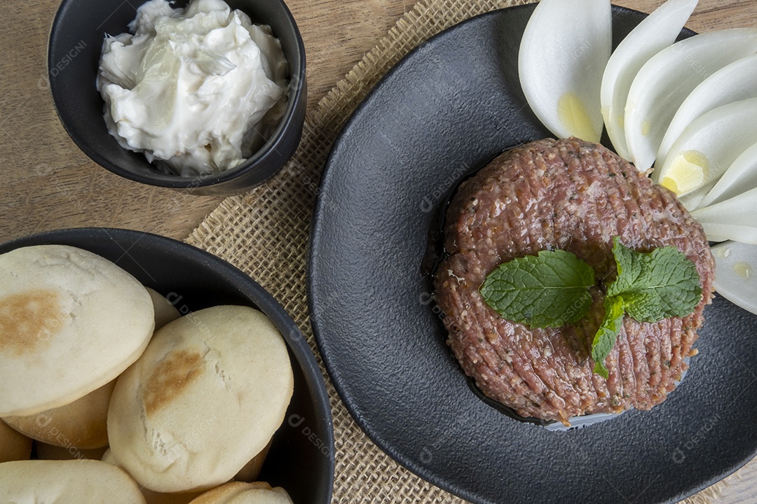 Quibe cru com folhas de hortelã e rodelas de cebola