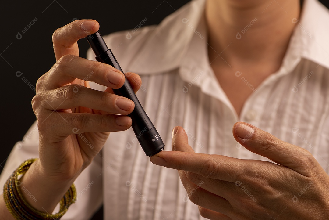 Paciente diabético, verificando o nível de glicose no sangue usando glicosímetro