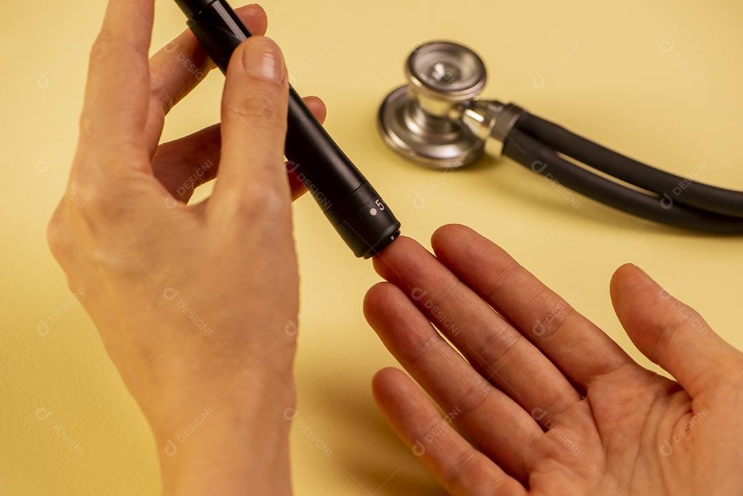 Paciente diabético, verificando o nível de glicose no sangue usando glicosímetro