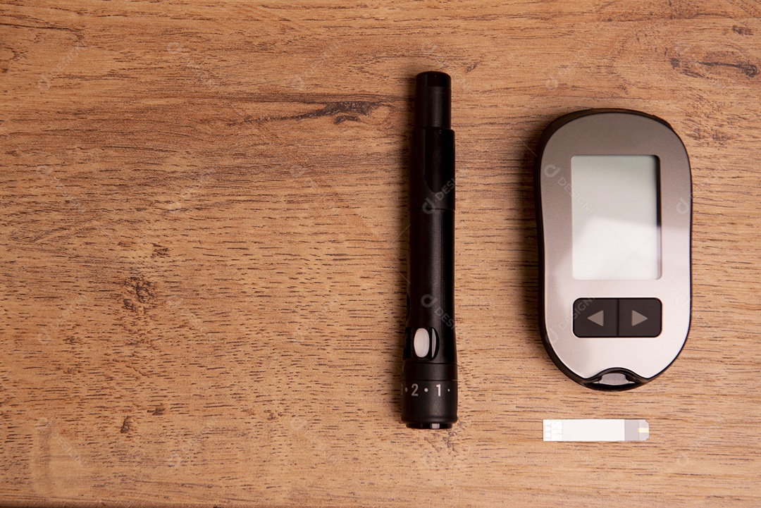 Equipamento para medir a glicose no sangue na mesa de madeira