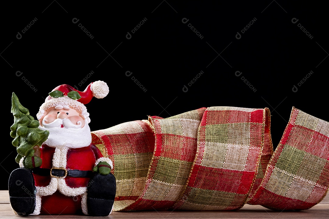 Enfeites de natal em fundo preto