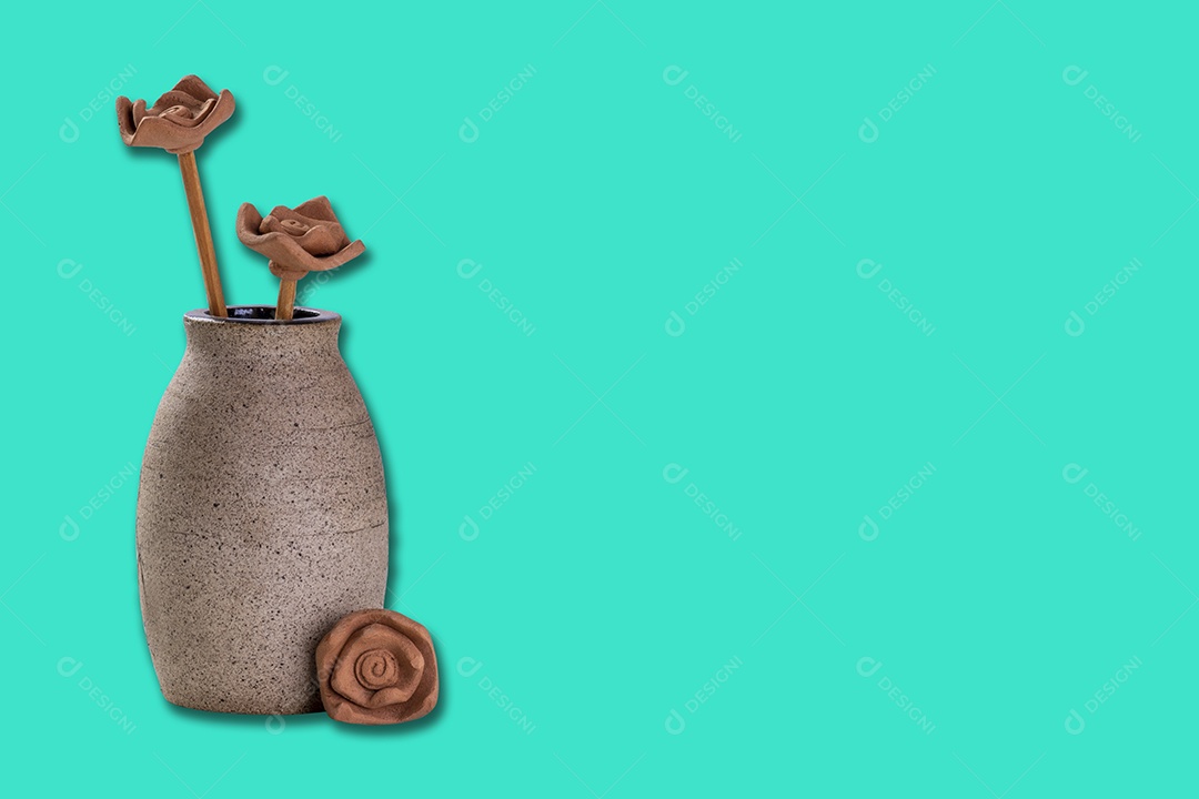 Vasinho de cerâmica com flores de barro