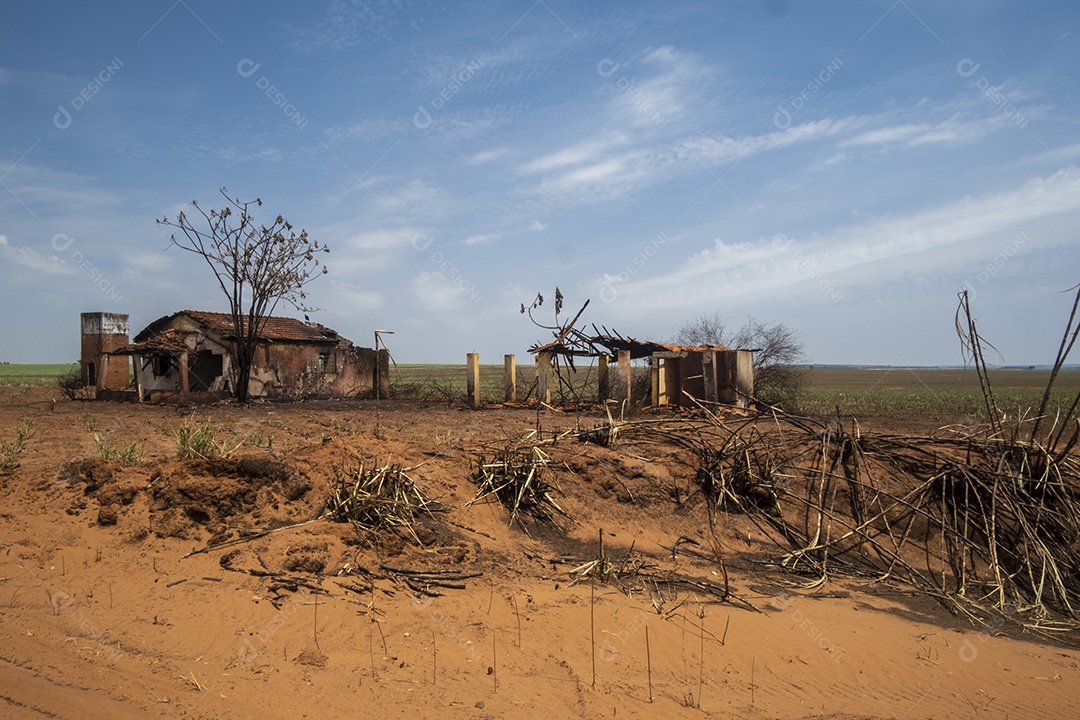 Casa abandonada e parcialmente destruída por incêndio em zona rural