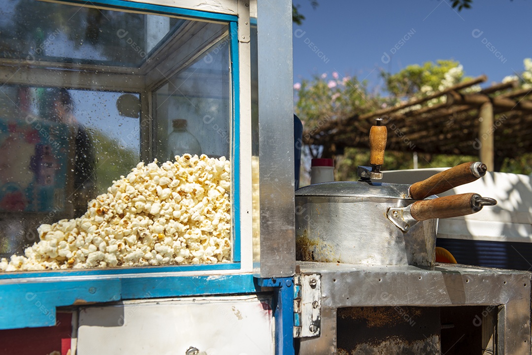 Carrinho de pipoca na praça em uma manhã ensolarada