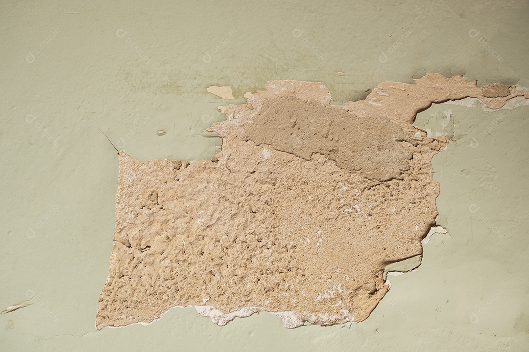 Pintura descascada na parede verde claro