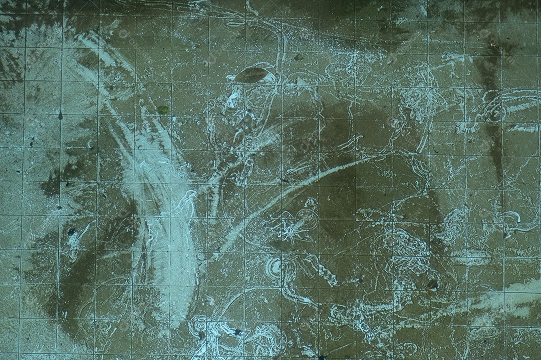 Piscina vista de cima com o fundo todo sujo