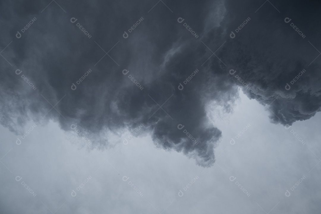 Um fundo dramático de nuvens negras que precedem a chuva