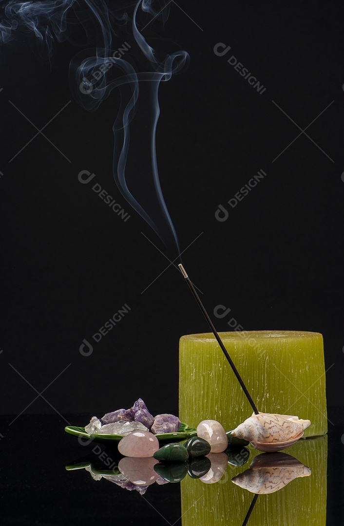 Incenso, pedras e velas em fundo preto