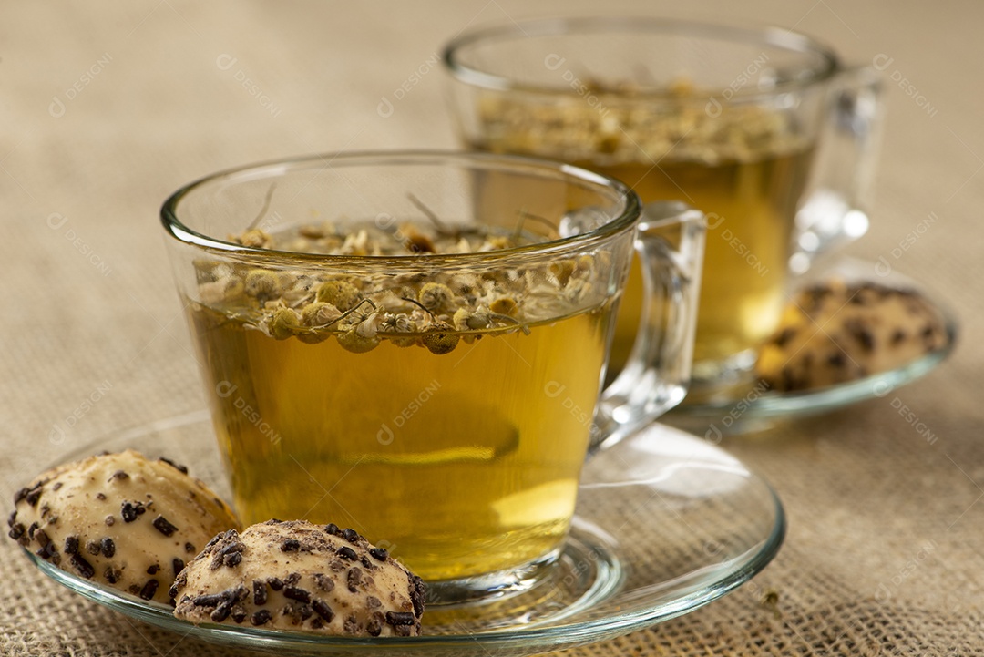 Duas xícaras de chá de camomila com wafer doce