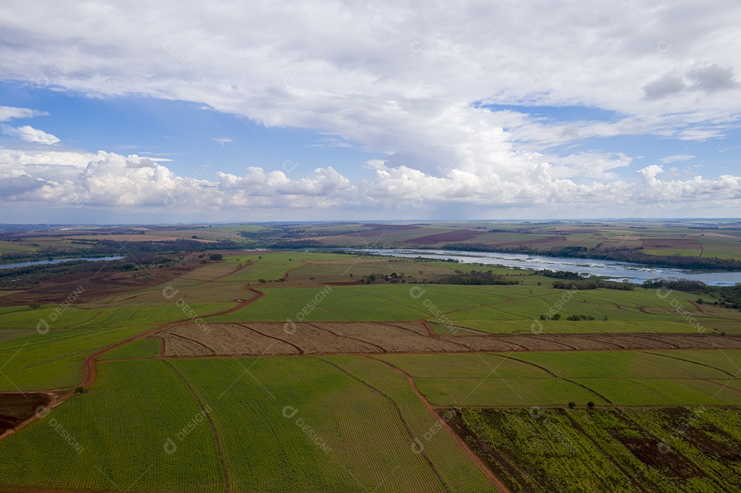 Área rural com plantações e rio Tietê ao fundo