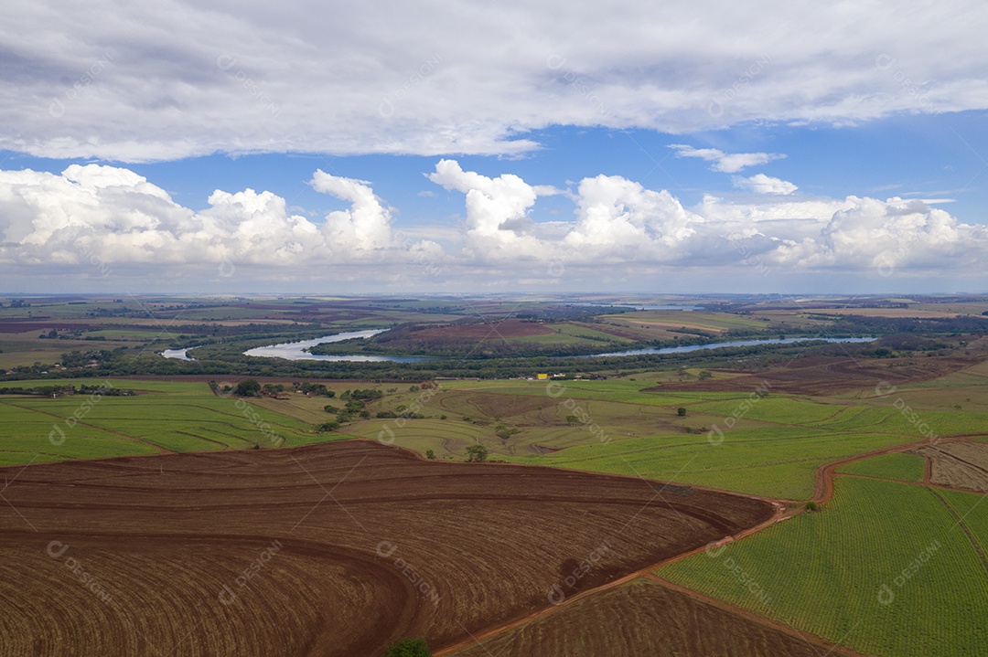 Área rural com plantações e rio Tietê ao fundo