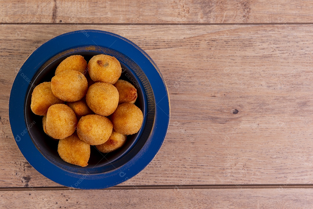 Tradicional petisco brasileiro frito feito com frango conhecido como coxinha.