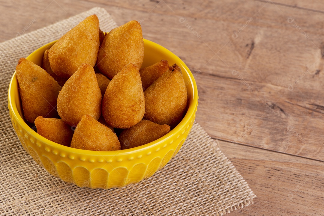Tradicional petisco brasileiro frito feito com frango conhecido como coxinha.
