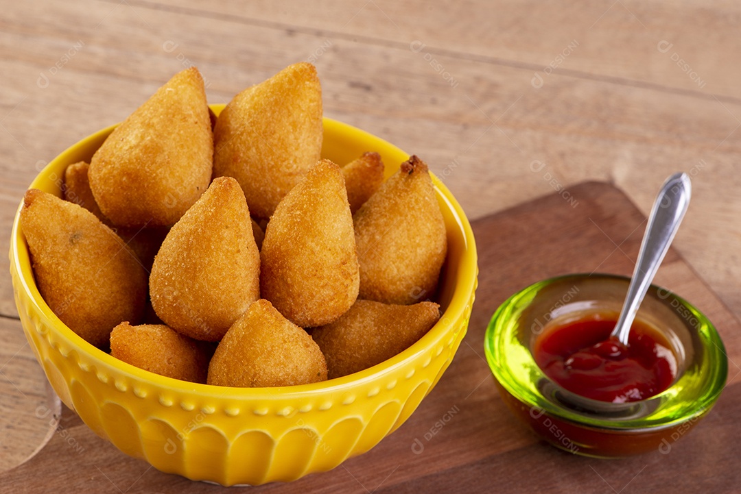 Tradicional petisco brasileiro frito feito com frango conhecido como coxinha.