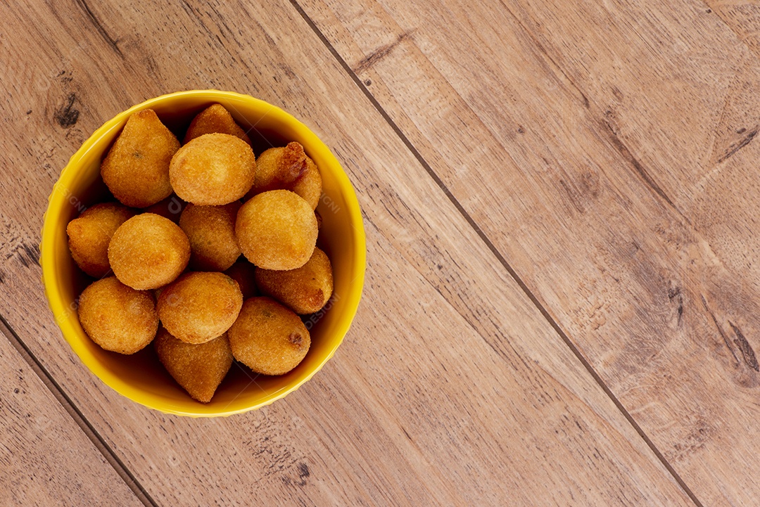 Tradicional petisco brasileiro frito feito com frango conhecido como coxinha.