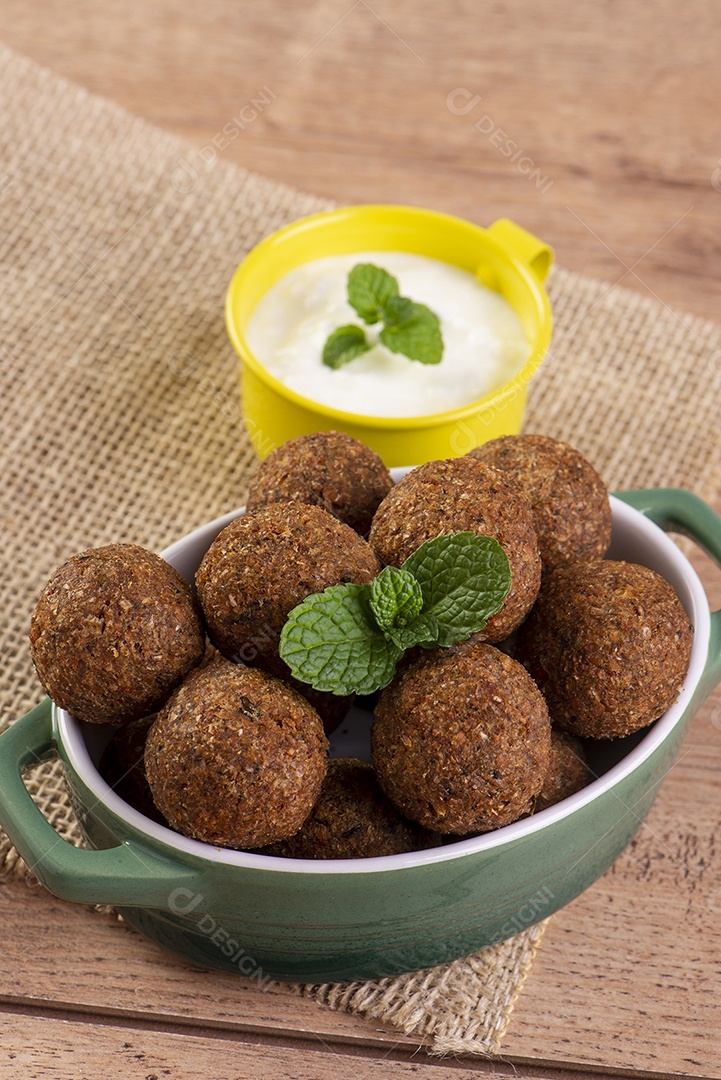 Uma porção de quibe com requeijão