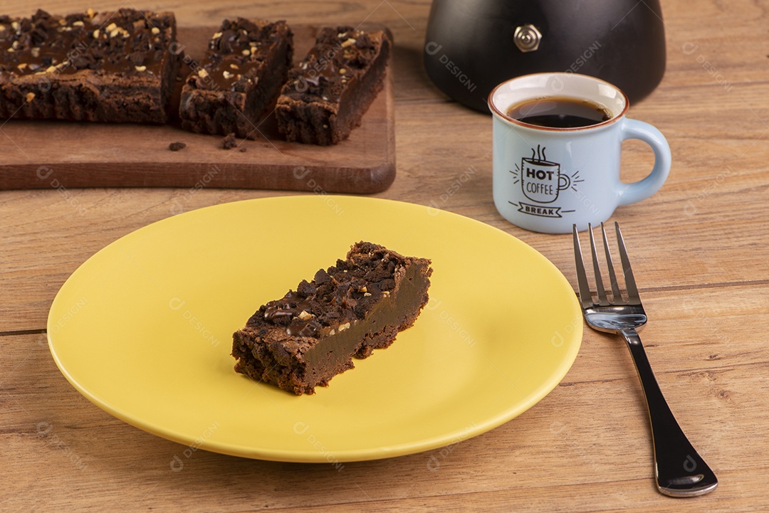 Prato com uma fatia de brownie, uma cafeteira e uma xícara de café