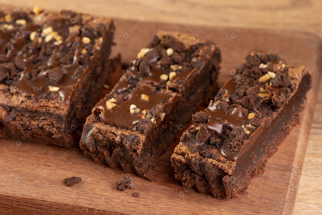 Algumas fatias de brownie na madeira