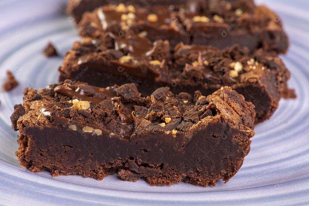 Algumas fatias de brownie em um prato azul