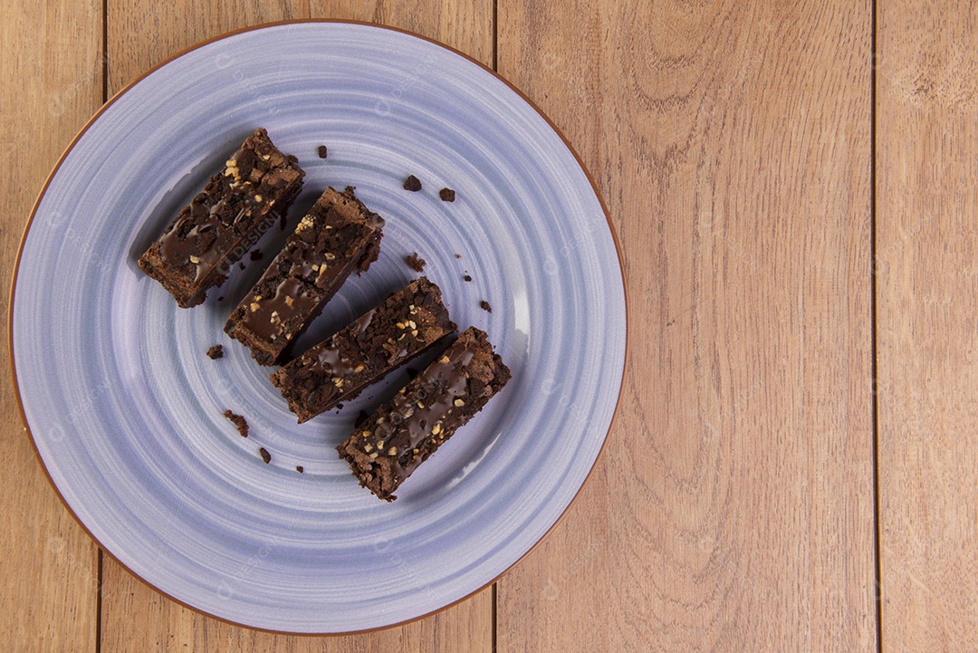 Algumas fatias de brownie em um prato na mesa de madeira