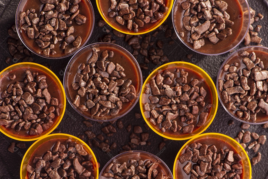 Prato preto com copinhos recheados com brigadeiro