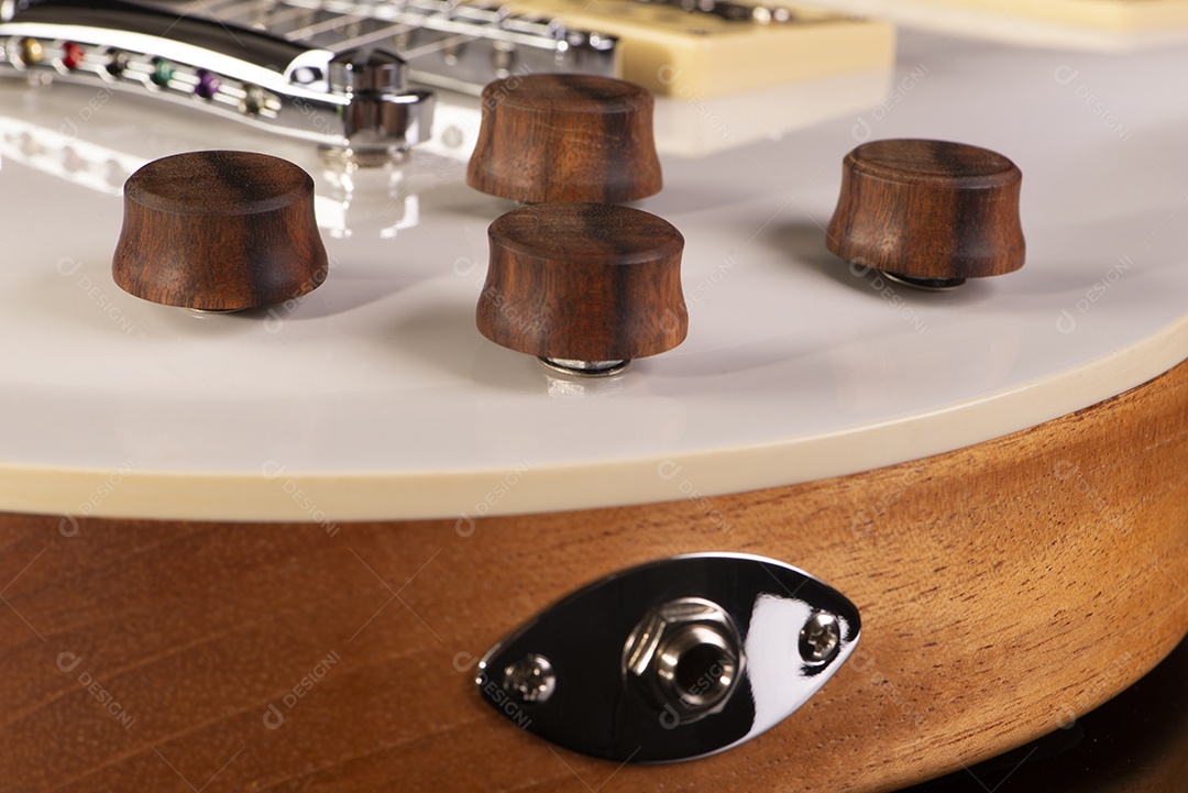 Parte frontal do corpo de uma guitarra elétrica branca sobre fundo preto