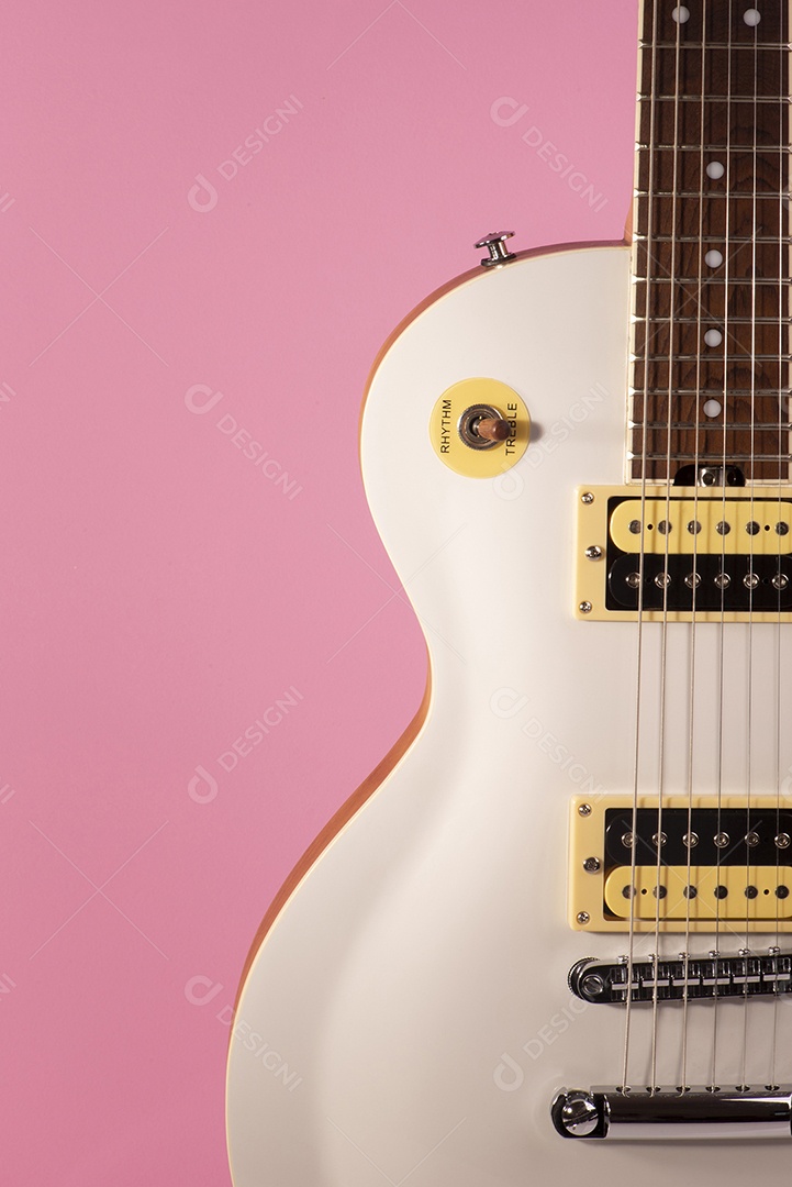 Parte frontal do corpo de uma guitarra branca em fundo rosa