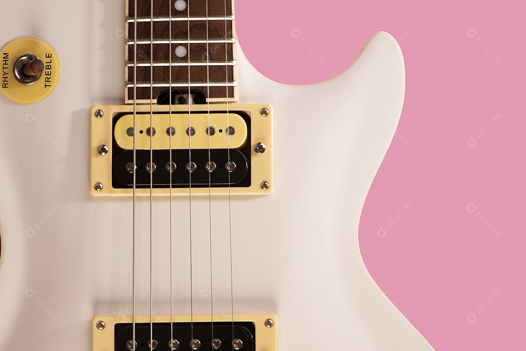 Parte frontal do corpo de uma guitarra branca em fundo rosa