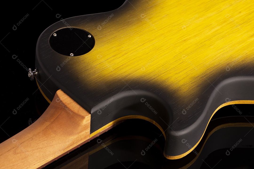 Parte traseira do corpo de uma guitarra elétrica em fundo preto