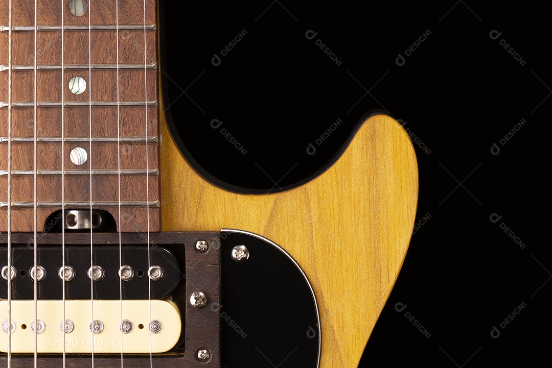 Parte frontal do corpo de uma guitarra elétrica em fundo preto