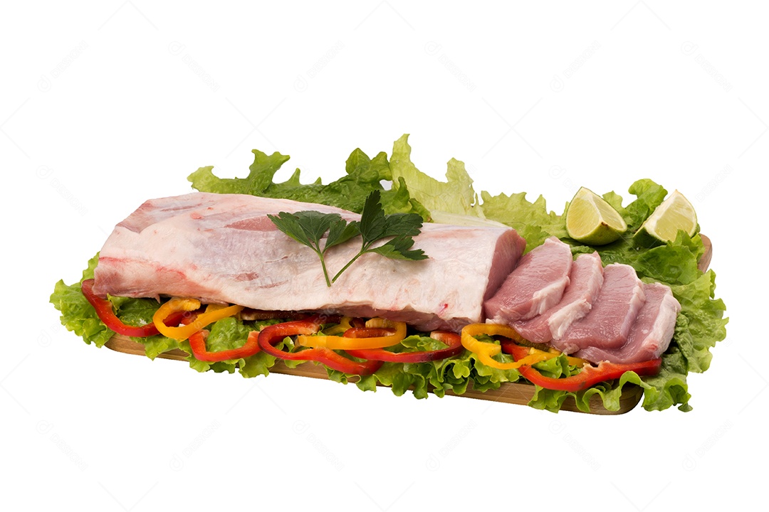 Carne de porco crua na tábua no fundo branco