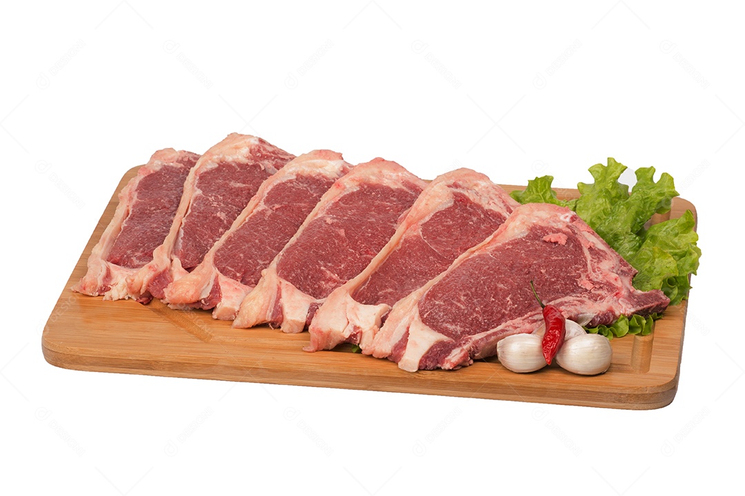 Carne fresca e crua na tábua no fundo branco