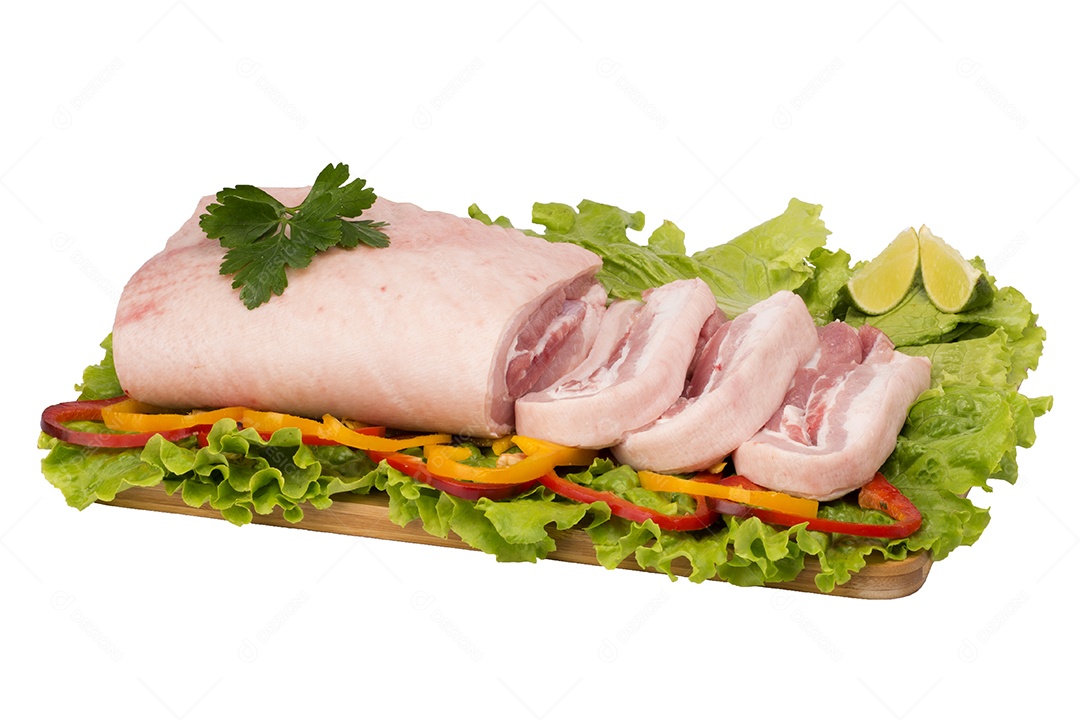 Carne de porco crua na tábua no fundo branco